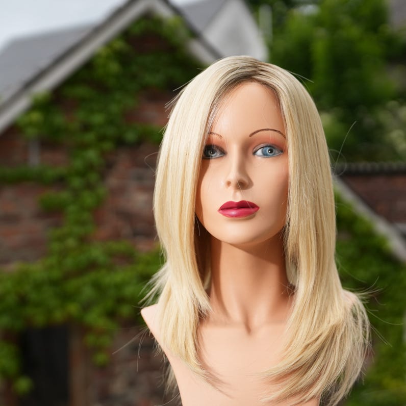 Frau mit kurzer, blonder Perücke